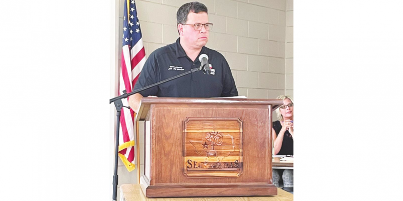 Sealy City Manager Warren Escovy discussed the city’s budget line-by-line with the city council at last Thursday’s special meeting at the W. E. Hill Community Center. HANS LAMMEMAN