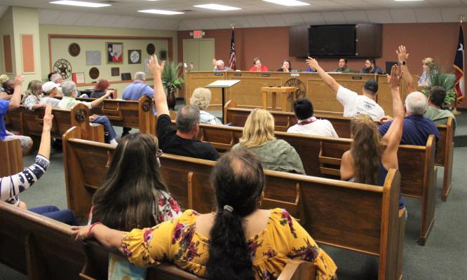 Wallis city councilmembers engaged with the audience and asked them to raise their hands for the ideas they agreed with during last Wednesday’s meeting. HANS LAMMEMAN