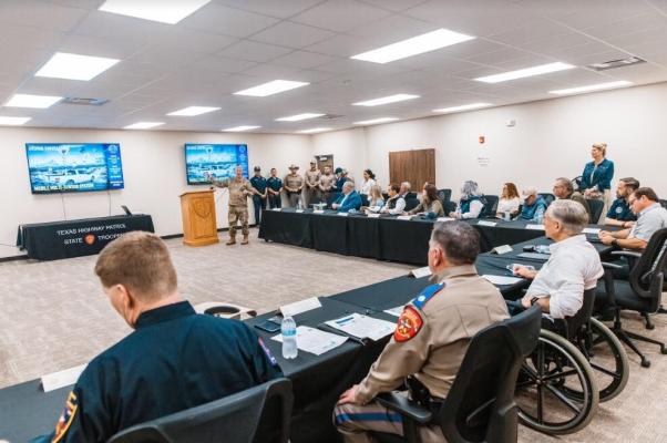 Texas Governor Greg Abbott joined members of the Texas House of Representa_ves at Shelby Park in Eagle Pass last week to outline their joint efforts to con_nue expanding border security opera_ons. COURTESY PHOTO