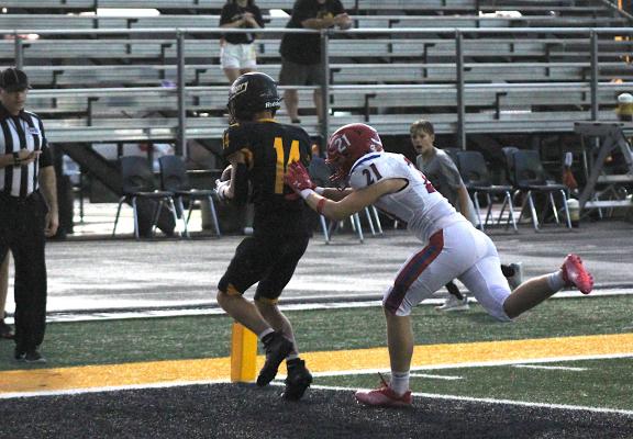 Haden Wernecke hauls in the first touchdown of the season, a 21-yard connection from D’vonne Hmielewski, in the first quarter of Sealy’s season-opening win over Brazosport Friday night. COLE McNANNA