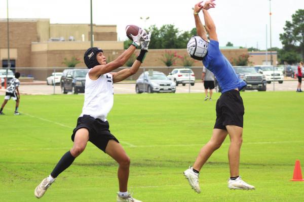 Sealy’s Graham Samonte hauls in a touchdown off a tipped pass in the first half of the Tigers’ final week of play in the Taylor High School passing league Wednesday, June 30.