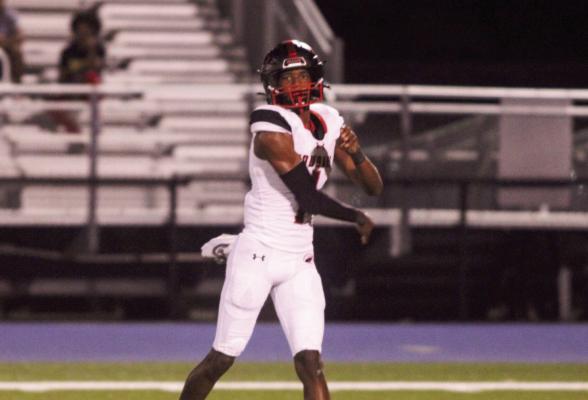 SEALY NEWS | EVAN HALE Jarvse Dickerson throws the ball to an open receiver on a screen pass.