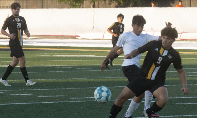 Sealy’s D’vonne Hmielewski battles a Scarborough player for a ball during first half action last Friday. PHOTO BY JIMMY GALVAN