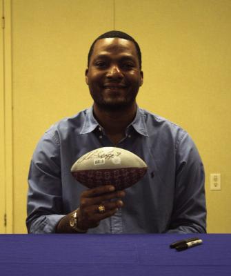 Seals-Jones talks NFL career during Sealy visit