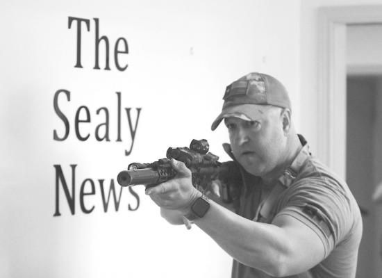Rob Lockett advances through the corridors of the old Sealy News office during a training session for the Austin County Special Response Team Nov. 9. PHOTOS BY COLE McNANNA