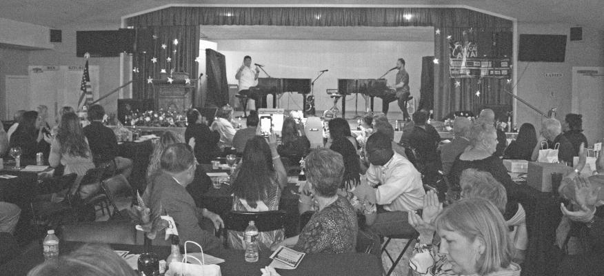 Pete’s Dueling Piano Bar entertained guests throughout the night. PHOTOS BY ABENEZER YONAS