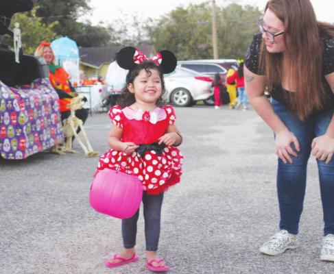 Scarlett celebrated receiving a candy with a huge smile during Sunday night’s Trunk or Treat event. HANS LAMMEMAN runk or Treat event.