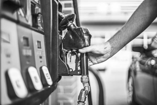 Average gas prices fall 7.7 cents in Texas
