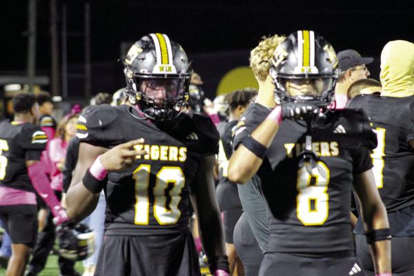 Sealy bounced back from a disappointing loss to Madisonville with a reounding 43-14 win over Caldwell. Sealy’s AJ Capon (8) and Dereon Burns (10) both played instrumental parts in the victory. Sealy will close out the regular season this Friday with a road contest against La Grange. PHOTOS BY WILSON CHANEY