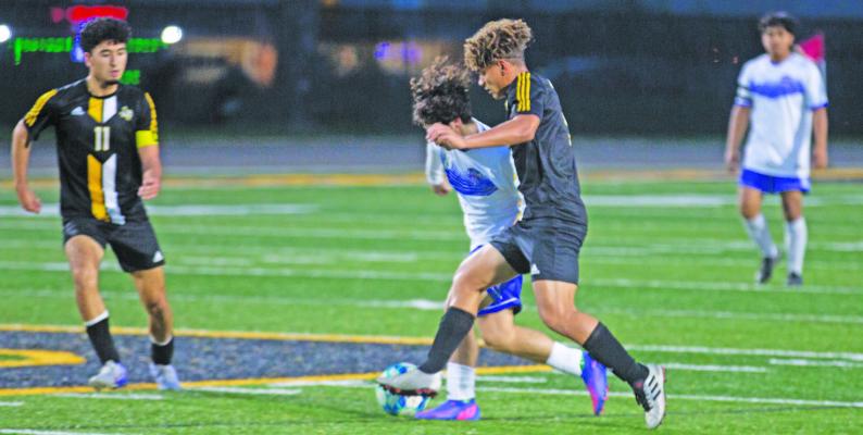 D’vonne Hmielewski works the ball up the field. PHOTO BY JIMMY GALVAN
