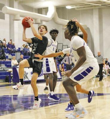 Noah Washington attacks the basket against Navasota’s Camerino Rodriguez. Sealy dropped the 25-4A matchup, 52-30.