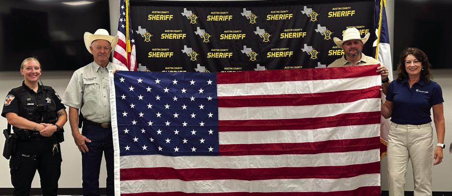 Woodman present new flags to ACSO