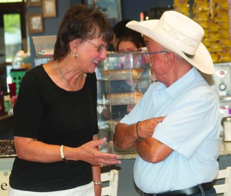 Tony Tsounakas visited with Sealy Mayor Carolyn Bilski during the grand opening ceremonies held last Thursday. ALL PHOTOS BY JIMMY GALVAN