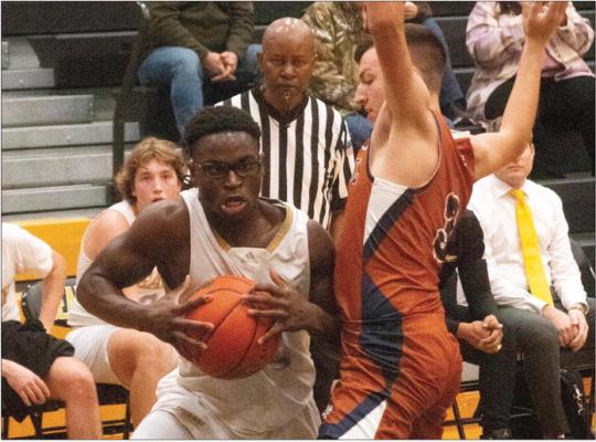 Sealy’s A’vonte Nunn works the ball inside during a non-district contest. JIMMY GALVAN PHOTOS
