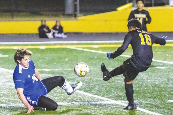 Sealy ends round one in first