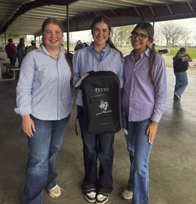Fullweekofopportunities….Stockshows,FFAweek,judgingcontestsand more. Sealy FFA Sr Livestock judging team places 5th at the Waller FFA CDE. Top scorer Atalie Petrash , joined by Ainsley Oliver, Elena Hernandez and Lainey Siska. COURTESY PHOTO