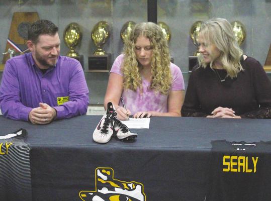 Sealy High School senior Madison Manak signed her National Letter of Intent to run for the Jacksonville Junior College Jaguars during a ceremony in the gym foyer last Wednesday, May 26. PHOTOS BY COLE McNANNA
