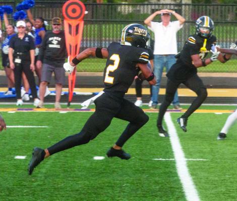 Sealy’s Elijah Sanders breaks into the open field during a touchdown run. Sanders saw limited action last week but is expect to return to action this week against Brazosport. Photo by Jimmy Galvan