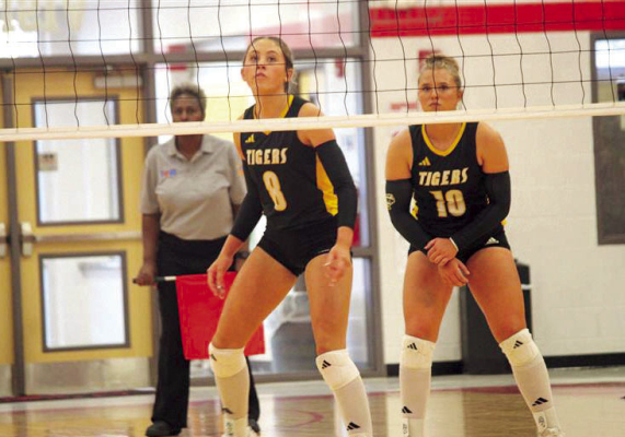 Ryanne Meyer (left) and Jade Barton shift into their defensive positions. SEALY NEWS | EVAN HALE