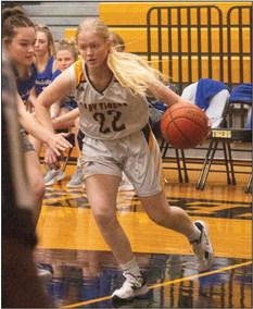 Sealy’s Elizabeth Reichardt drives the baseline during a recent contest.