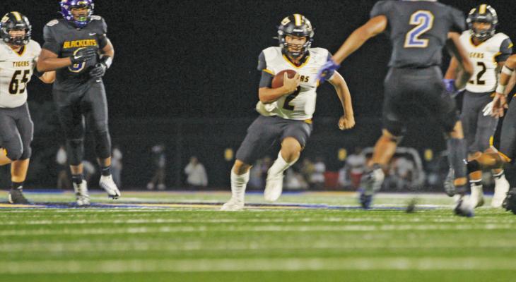 Sealy Quarterback D’vonne Hmielewski makes a rushing attempt to escape pressure during the Sept. 16 match against Bay City. BRACKSTON NUTT