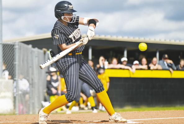 Lady Tigers fall to El Campo, still in playoff contention