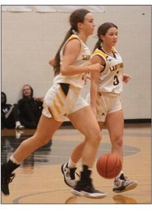 Sealy’s Avery Schalla brings the ball upcourt for the Lady Tigers. JIMMY GALVAN PHOTO