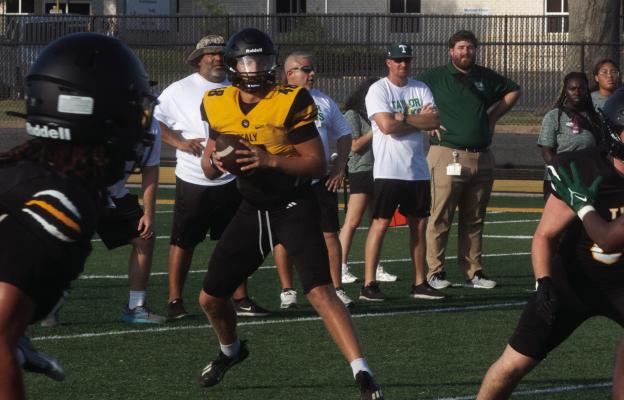 Sealy junior quarterback Kane Killough looks downfield during last Friday’s scrimmage against the Taylor Ducks. PHOTO BY JIMMY GALVAN