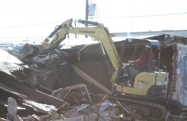 Citizens State Bank took down the auxiliary building behind its downtown Sealy location last Thursday, Nov. 11, after the deteriorating building conditions had worsened. PHOTOS BY COLE McNANNA
