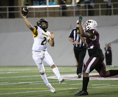 D'vonne Hmielewski fires a pass against Silsbee.