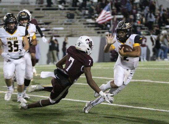 Tiger junior quarterback D'vonne Hmielewski sheds a tackle attempt from Silsbee's Ta'Davion Garrett during Sealy's bi-district playoff game Friday night at Thorne Stadium. COLE McNANNA