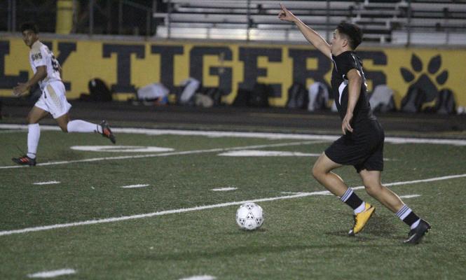 Tiger senior Ricky Avila looks to make a pass upfield during Sealy’s final non-district contest against Giddings at home on Jan. 18. (Cole McNanna/Sealy News)