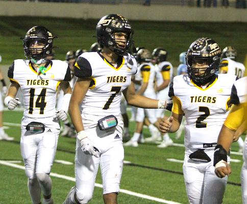 Sealy senior Graham Samonte (7) acknowledges junior D'vonne Hmielewski (2) after the pair connected on a 31-yard touchdown in the third quarter of the Area Championship at Waco ISD Stadium Friday night. COLE McNANNA
