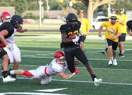 A’vonte Nunn breaks a tackle and looks up field for a big gain last Thursday in Sealy’s final scrimmage against Columbus at T.J. Mills Stadium. COLE MCNANNA