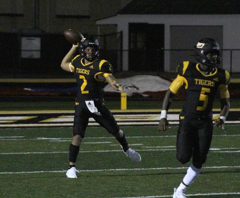 D’vonne Hmielewski loads up to fire a pass on the run in the second half of the Sealy Tigers’ regular season opening contest against the Brazosport Exporters at T.J. Mills Stadium Friday night. COLE McNANNA