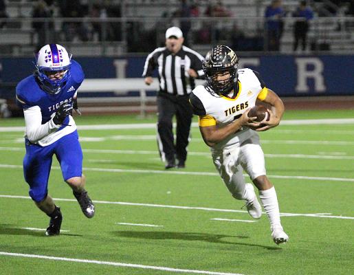 Tiger junior quarterback D’vonne Hmielewski turns the corner on a scramble and looks for more yards in the first half of Sealy’s district road game against Wharton Friday night. COLE McNANNA
