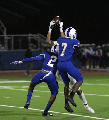 Sealy senior Graham Samonte hauls in a catch in between a pair of Wharton defenders during the Tigers’ district road game Oct. 29. Samonte was one of Sealy’s five first-team all-district representatives.