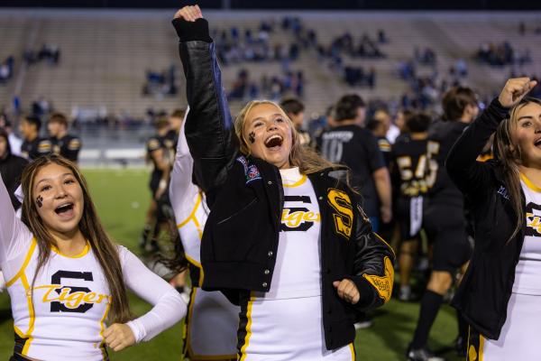Sealy defeated Hamshire Fannett 21-17 last Friday to claim the area championship. Sealy had to rally from a 17-7 deficit to claim the win. Sealy will now travel to Bryan this weekend to take on Gatesville Regional round of the playoffs. See the story and recap on Page 6 and look at www.sealynews.com and The Sealy News’ Facebook page for updates on the Gatesville contest starting Friday. Photos by Wilson Chaney and courtesy photo