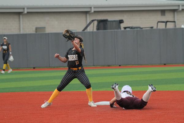 Sealy sophomore Kara Kram tries to tag out a Calallen baserunner during last Friday’s contest. Calallen eliminated Sealy from the playoffs in two games. PHOTOS COURTESY ANNA SOLIZ