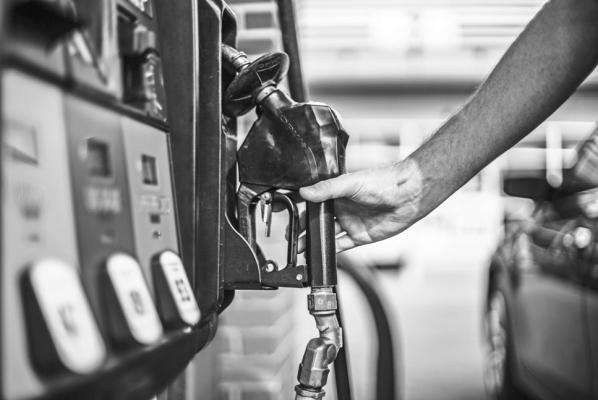 Average Texas gas prices fall 9.6 cents last week