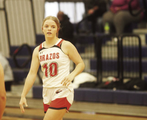 Bayleigh Marek scans the floor for an open teammate. SEALY NEWS | EVAN HALE