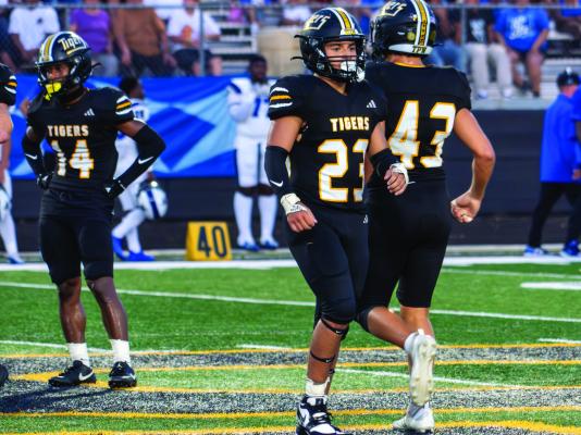 Sealy’s Jadon Hernandez (23) earned a first-team defense selec_on for his play at linebacker this year.