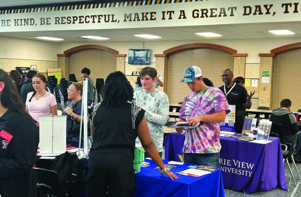 Last Monday, Sealy High School held its annual college fair in the school’s cafeteria. Many curious students from freshmen to seniors came together to ask questions and search for the best college option for their careers. PHOTO BY WILSON CHANEY