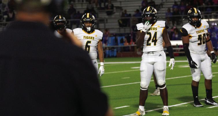 All defensive eyes are on Sealy Head Football Coach Shane Mobley as he calls out defensive signals. Sealy’s defense will be tested this week against an athletic Jasper football team in Navasota in the bi -district round of the playoffs. PHOTO BY JIMMY GALVAN