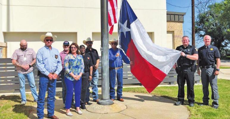 Woodman donates flags to ACSO