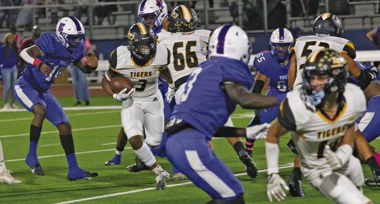 Sealy’s Caysen Bolden cut behind the blocks of Eric Torres (66) and Anthony Reyes (53) and finds running room against Wharton. PHOTO BY JIMMY GALVAN