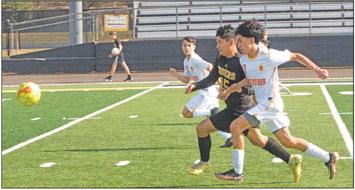 Sealy’s Pedro Alvarez chases down a loose ball for the Tigers. JIMMY GALVAN